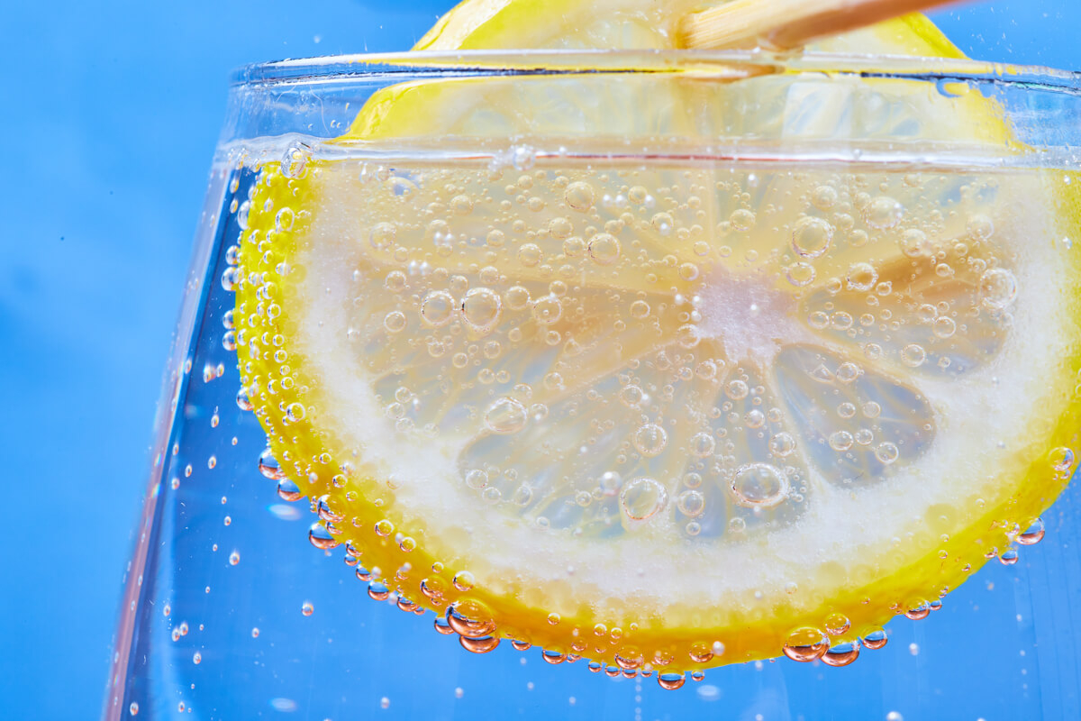 Lemon in glass with carbonated water